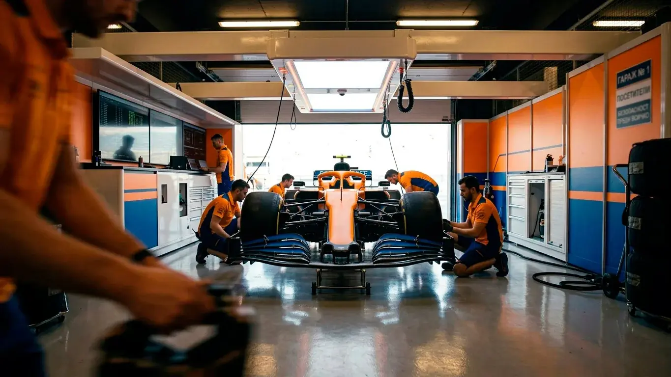 Пит-гараж на McLaren по време на гонков уикенд на Формула 1
